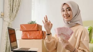 Ilustrasi pengusaha muslimah jualan online di Bulan Ramadan.