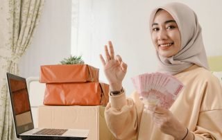Ilustrasi pengusaha muslimah jualan online di Bulan Ramadan.